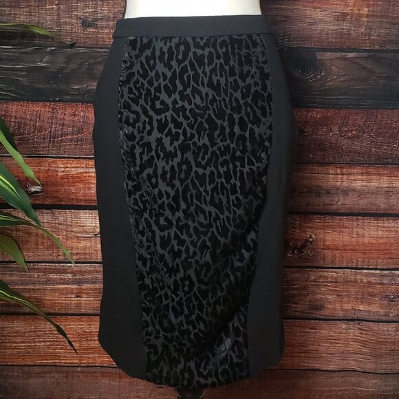Ann Taylor Pencil Skirt Size 2 Black Velvet Leopard Zip Back - Picture 2 of 8